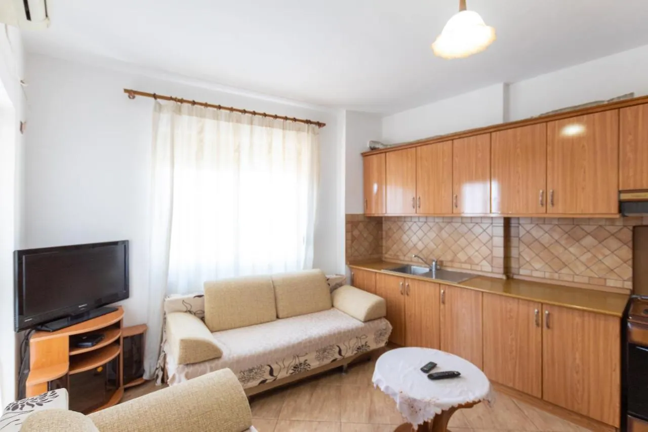 Seaside Retreat - 1 Bedroom Apartment By The Beach Dıraç